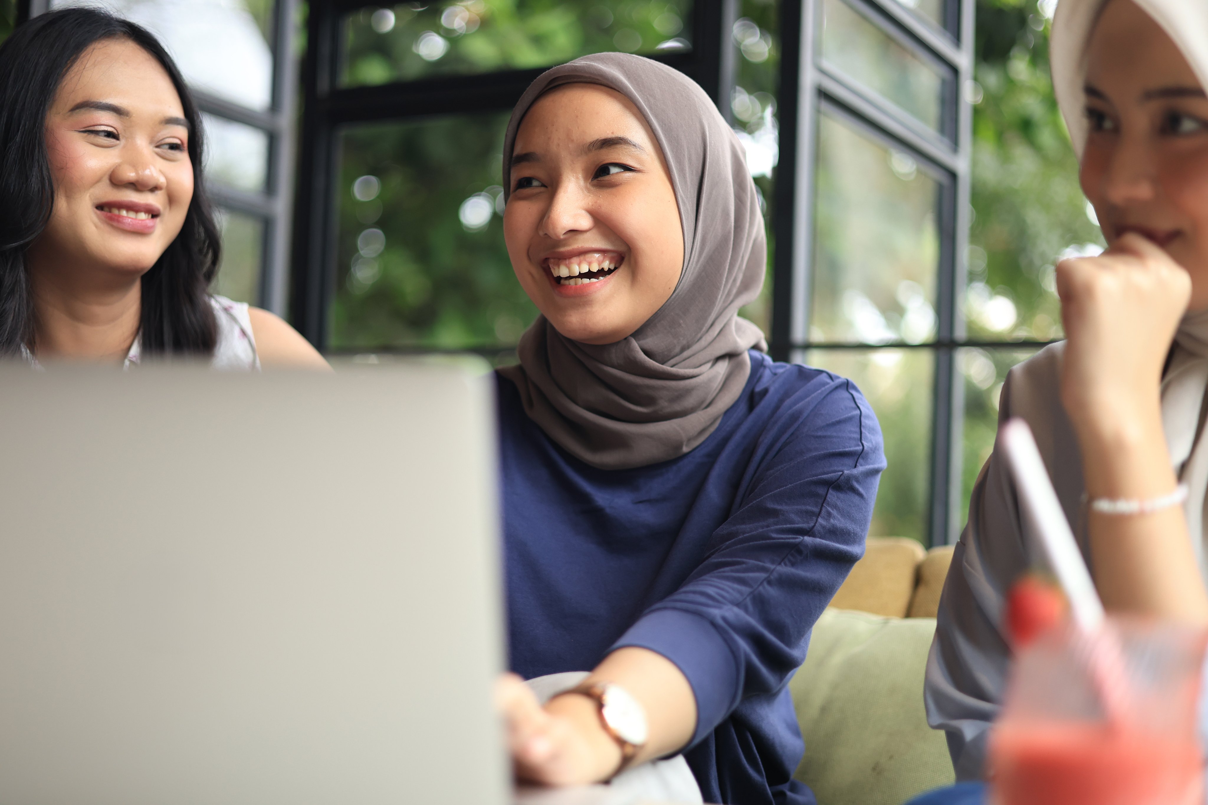 Group of cheerful Asian female friends hanging out at cafe - Bisnis Digital Program
